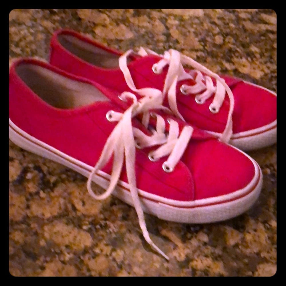 3/$25 💋Urban Groove Red and White Sneakers Size 5